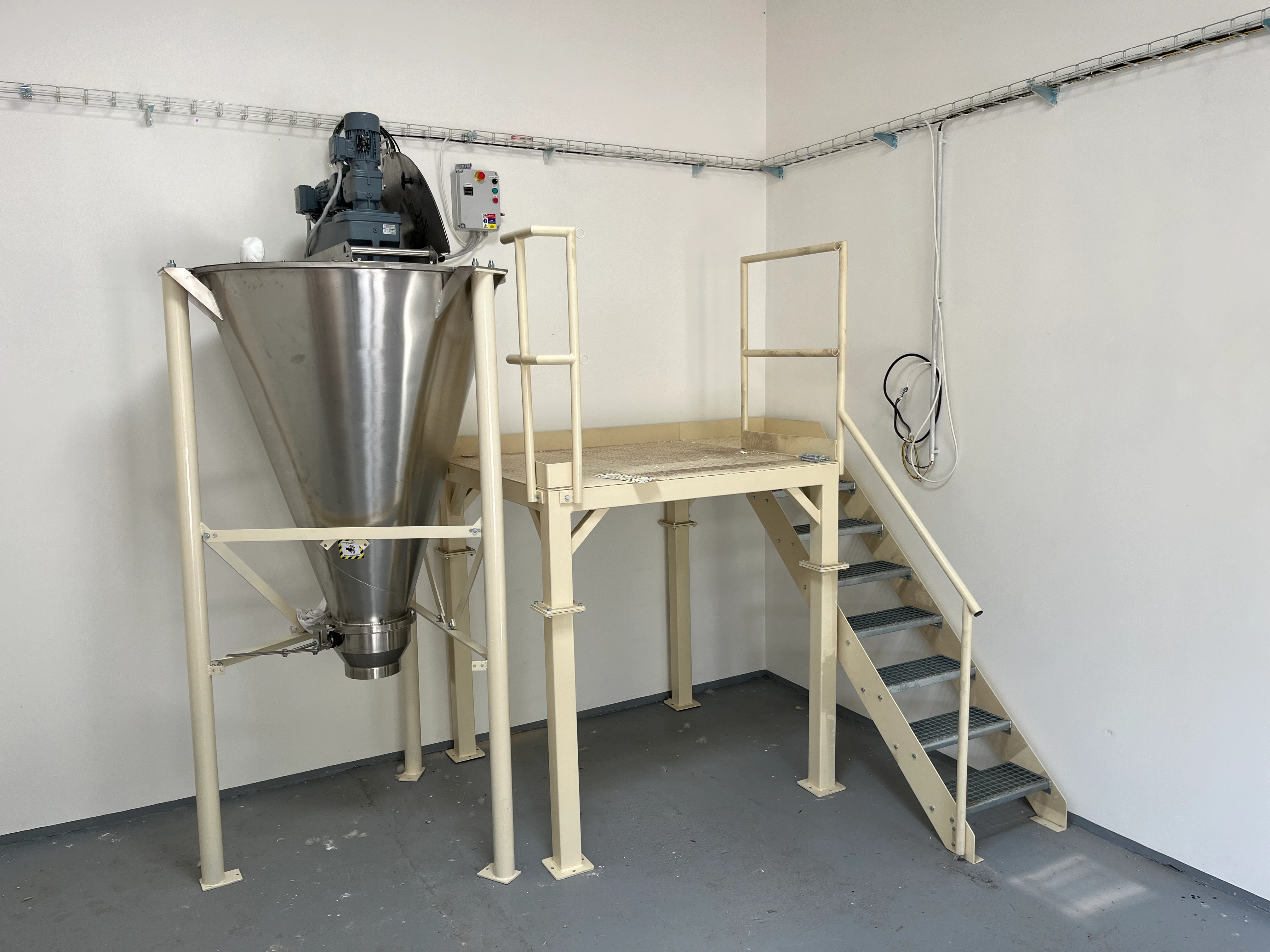 VMZ 300 conical screw mixer with platform